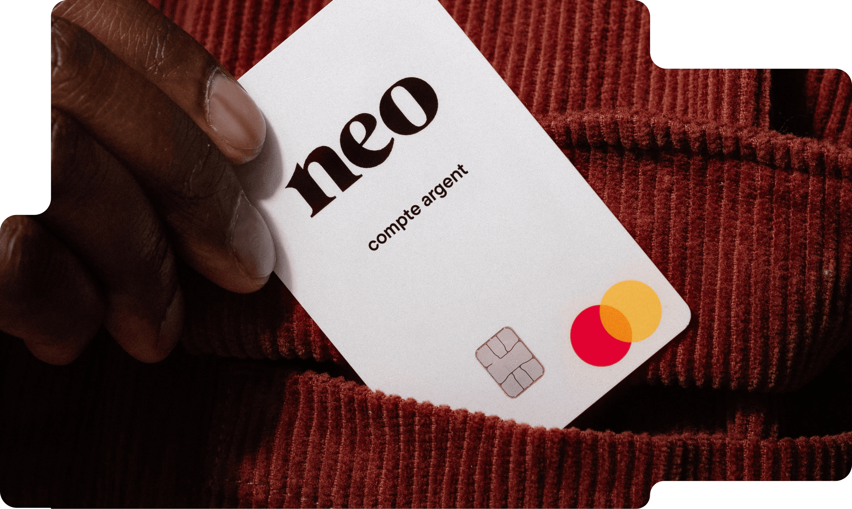 Une main qui tient une carte Neo Financial